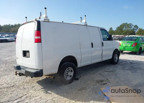 2018 Chevrolet Express 2500 Work Van z USA, uszkodzony, nr VIN 1GCWGAFP1J1345680